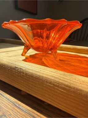 Vintage L.E. Smith Bowl Amberina
Orange Scalloped Petal Glass
Footed MCM Art